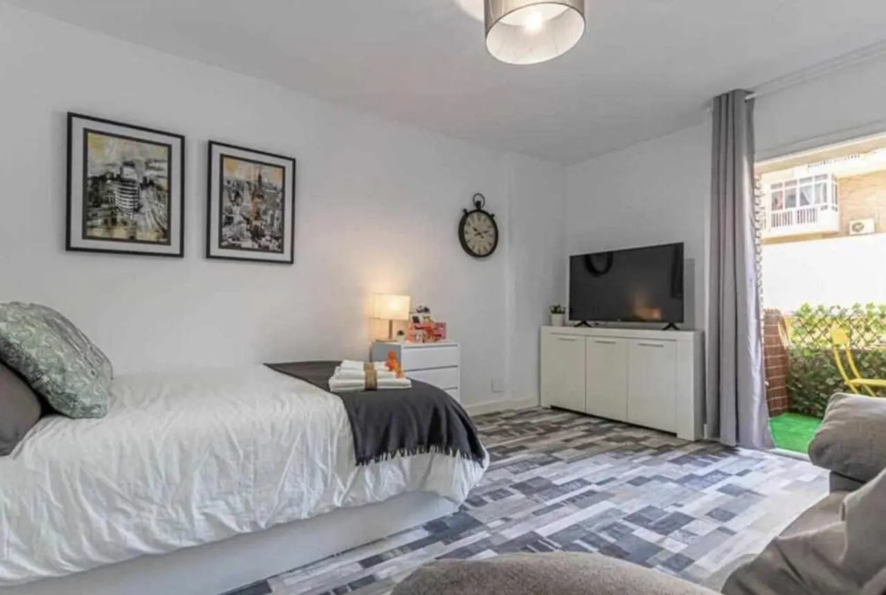 797 Holiday Rentals - Moderno Estudio En Iris Para 2 Con Piscinas Benalmadena Spain