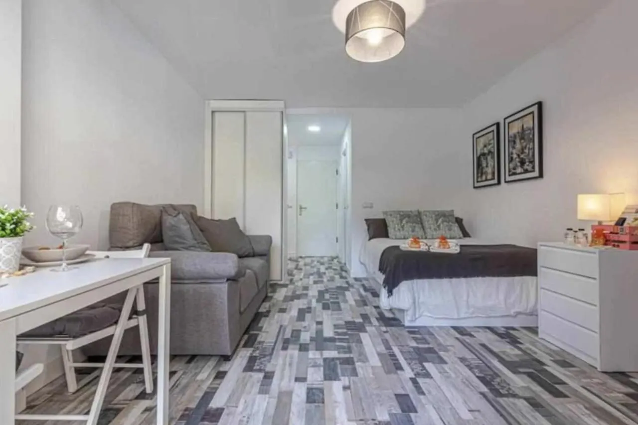 797 Holiday Rentals - Moderno Estudio En Iris Para 2 Con Piscinas Benalmadena